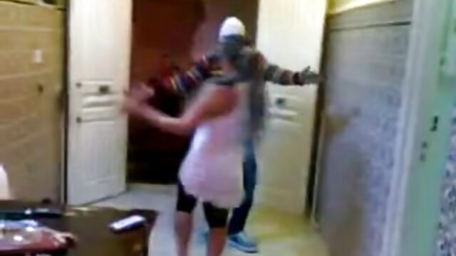 Odlično :  Plešasti fant zadovolji na kavču blondinka MILF z veliko premoženja Video posnetki za odrasle 