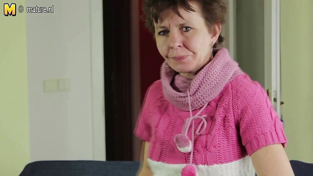 Odlično :  Pokvarjen fant snema zapeljivo madžarsko babo in plača BJ Video posnetki za odrasle 