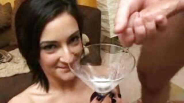 Odlično :  Vabljiva rdečelaska skrbno posesa vsak centimeter operaterjevega tiča Video posnetki za odrasle 