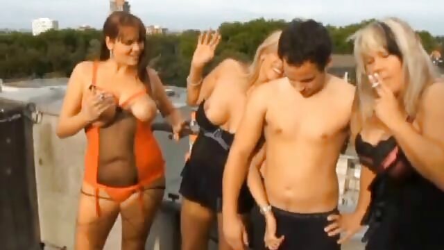 Odlično :  Seksi samica divje zanič tiča in dobi bonked z nogavicami na Video posnetki za odrasle 