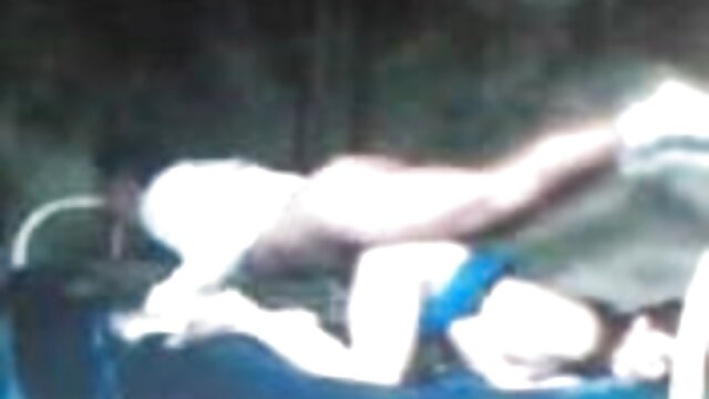 Odlično :  Luštna mala najstnica je vezan in močno zajebal stroj Video posnetki za odrasle 