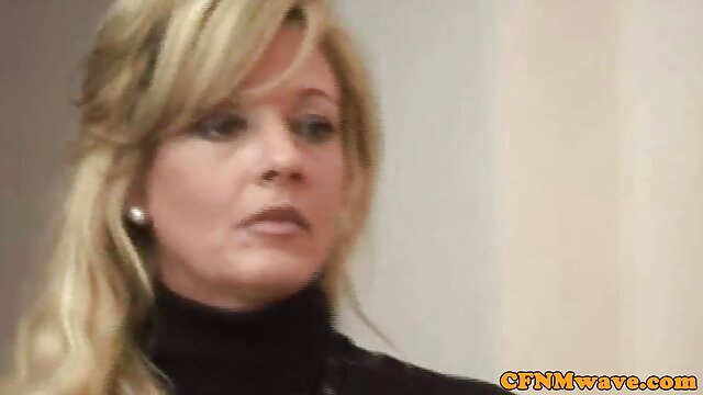 Odlično :  Obešeni žebljiček dobi svoje luknje napolnjene z obarvano kinky babe Video posnetki za odrasle 