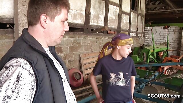 Odlično :  Ruska kurtizana v sivih nogavicah čez kolena obišče mladega jebača Video posnetki za odrasle 