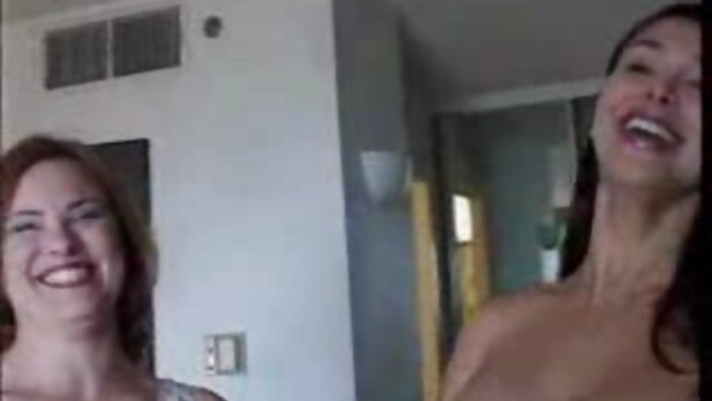 Odlično :  Navdušeno obrito muco Ebony girl je treba nujno zajebal Video posnetki za odrasle 