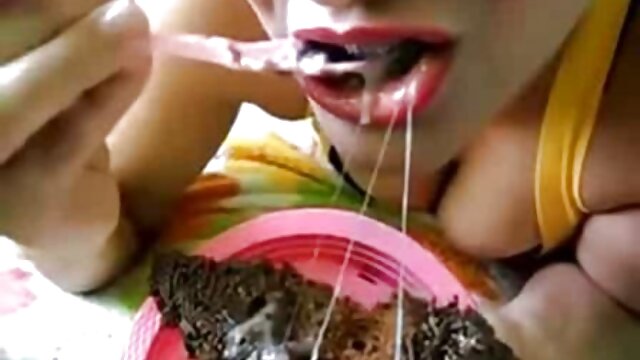 Odlično :  Čudovite suhe najstnice z naravnimi joški uživajo drug v drugem Video posnetki za odrasle 