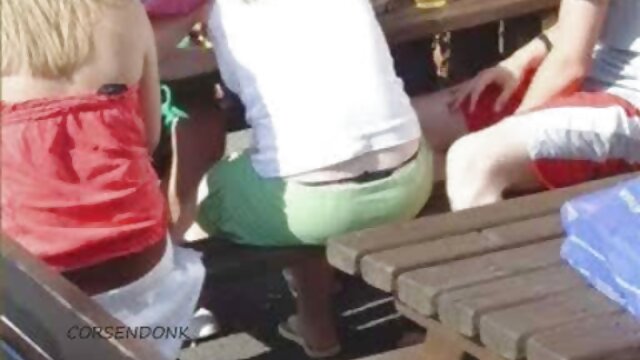 Odlično :  Kup vročih, lepih punčk nori na dekliški zabavi Video posnetki za odrasle 