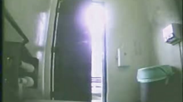 Odlično :  Prsata blondinka je v grlu in zajebal na črnem kavču Video posnetki za odrasle 