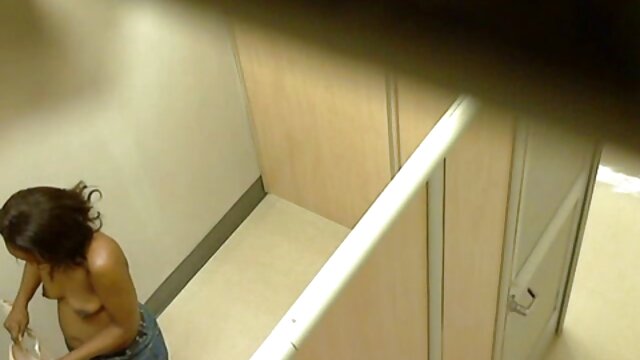 Odlično :  Lucky hung stud uživa v obratnem gangbangu Video posnetki za odrasle 