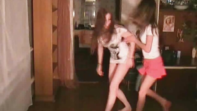 Odlično :  Dve lezbijki se zabavata, medtem ko se gola igrata in sperita Video posnetki za odrasle 