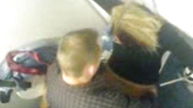 Odlično :  Blondinka z ravnimi prsi dobi svoj prvi anal Video posnetki za odrasle 