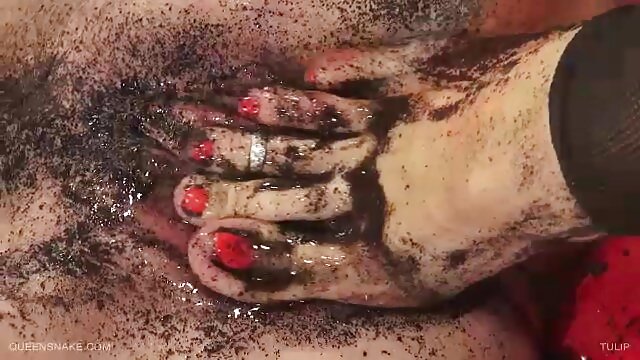 Odlično :  Zaobljena bela punčka je dol za jahanje velikega čokoladnega kljunaca Video posnetki za odrasle 