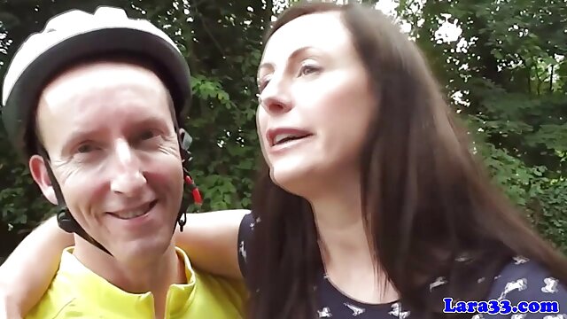 Odlično :  Mladega fanta so potegnili v super seks z bujno inštruktorico joge Video posnetki za odrasle 