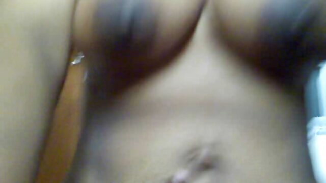 Odlično :  Samica se postavi na vse štiri in uživa, da moški liže in jebe rit Video posnetki za odrasle 