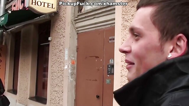 Odlično :  Pohoten tip ji liže in sesa stopala, preden prodre vanjo Video posnetki za odrasle 