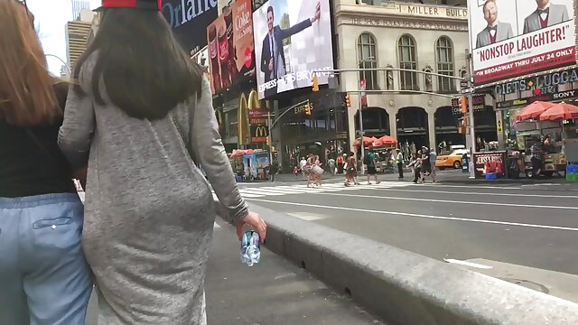 Odlično :  Čudovito dekle se začepi na kurac tujca v avtu in blizu njega Video posnetki za odrasle 