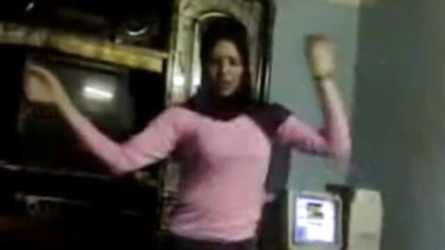 Odlično :  Zaobljeno spremljevalko bomba zabodejo na trdo palico Video posnetki za odrasle 