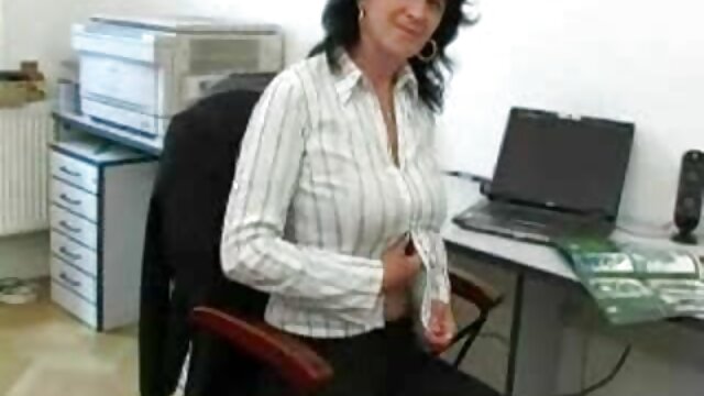 Odlično :  Slutty teen se uči svojega prijatelja, kako sesati tiča Video posnetki za odrasle 