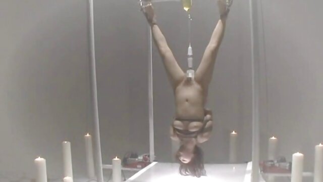 Odlično :  Neverjetno vroča Angela White na festivalu analnega brizganja Video posnetki za odrasle 