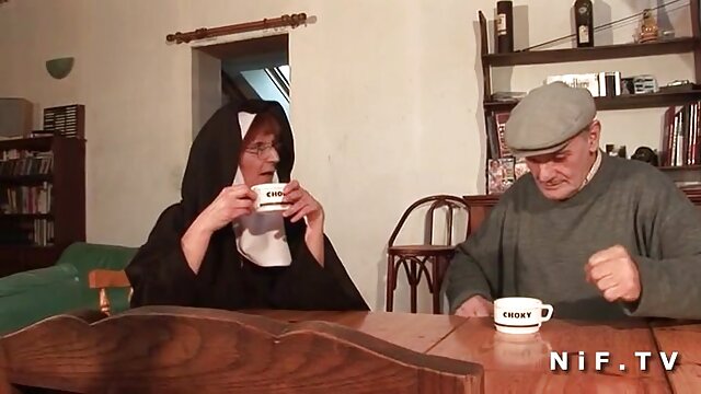 Odlično :  Samica ostane po službi in se igra umazanih igric z šefovim pastorkom Video posnetki za odrasle 