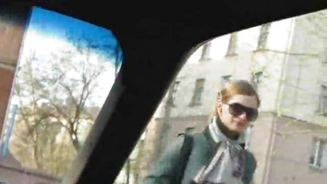 Odlično :  Tetovirana blondinka z velikim plenom počasi zamahne na tiča v POV Video posnetki za odrasle 