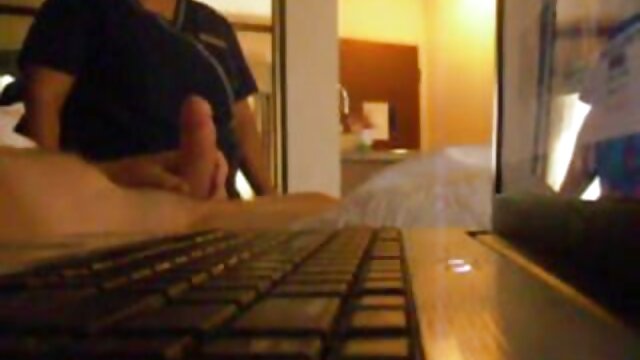 Odlično :  Eksotično dekle z očali si želi prst breskev v kuhinji Video posnetki za odrasle 