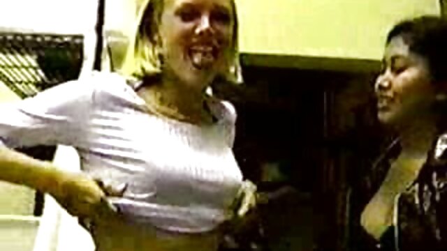 Odlično :  Babica s temnimi lasmi in blond kurba na kuhinjski mizi Video posnetki za odrasle 